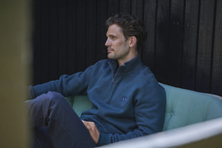 Mand i petroleumsblå REDGREEN sweatshirt med halv lynlås